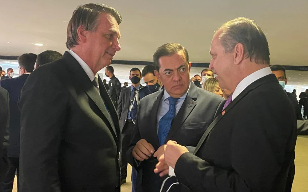 Durante evento no Palácio do Planalto, em 13 de julho, Bolsonaro recebe o empresário Marcos Tolentino (no centro) e deputado e líder do governo, Ricardo Barros (Reprodução/Twitter)