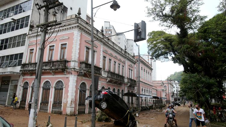 Novo deslizamento faz Defesa Civil evacuar comunidade em Petrópolis – UOL Notícias