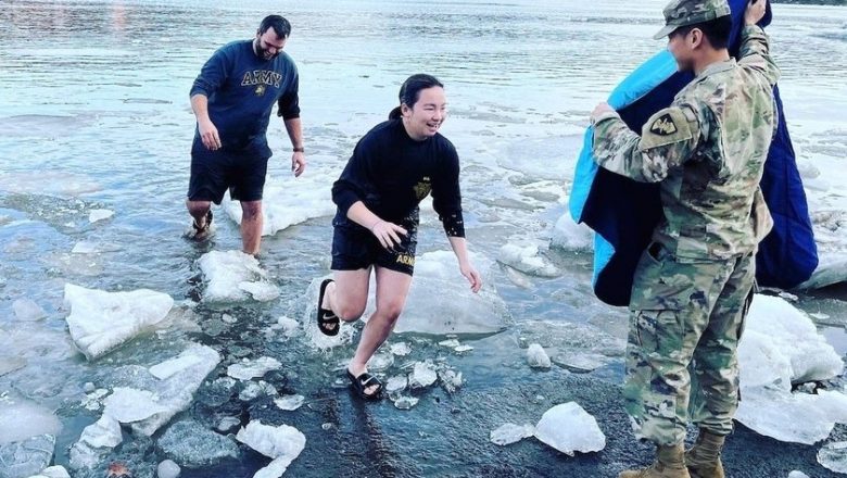Militares se batizam em rio de água congelante para testemunhar a Jesus