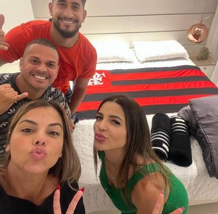 Zagueiro Pablo posa com bandeira do Flamengo antes de anúncio oficial – Extra