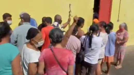 Bolsonaro se depara com faixa contra a fome em Cuiabá: ‘Capital do ossinho. Fora!’ (vídeo) – Brasil 247