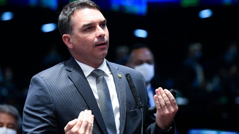 Flávio Bolsonaro tinha funcionária fantasma, diz viúva de Adriano da Nóbrega em áudio – CartaCapital