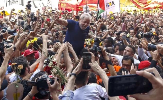 1° de Maio terá Lula no Pacaembu; apoiadores esperam Bolsonaro na Paulista