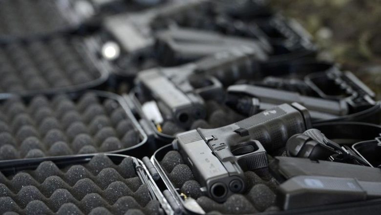 Decretos de Bolsonaro que flexibilizaram acesso a armas de fogo beneficiam traficantes de armas com penas menores – Brasil 247