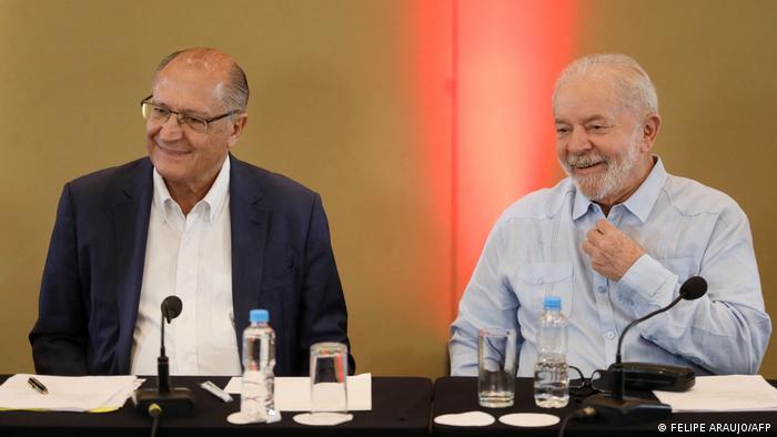 Lula oficializa pré-candidatura, de olho nos votos da ‘direita moderada’