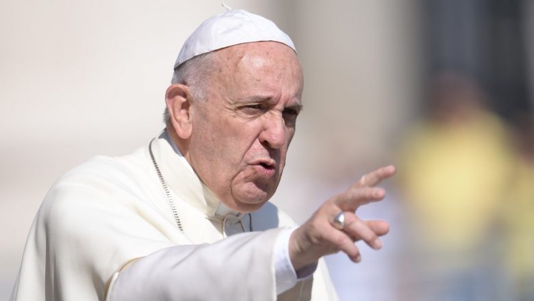 Francisco volta a acenar ao ativismo LGBT e critica fiéis da Igreja Católica